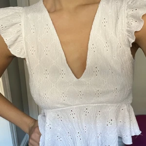 Vit sommarblus - Säljer denna vita volangblusen som jag älskar men som inte sitter lika bra längre! Perfekt till sommaren med både jeans, shorts eller kjol, mycket sparsamt använd!! Står M men skulle säga att den är mindre i storleken så passar bäst på XS/S 🤍