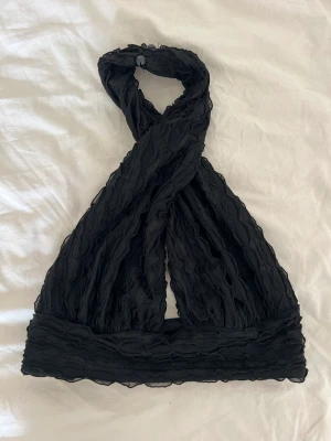 Festtopp  - Säljer denna superfina festtoppen från SHEIN som man kan bära på 2 olika sätt. Aldrig använd!