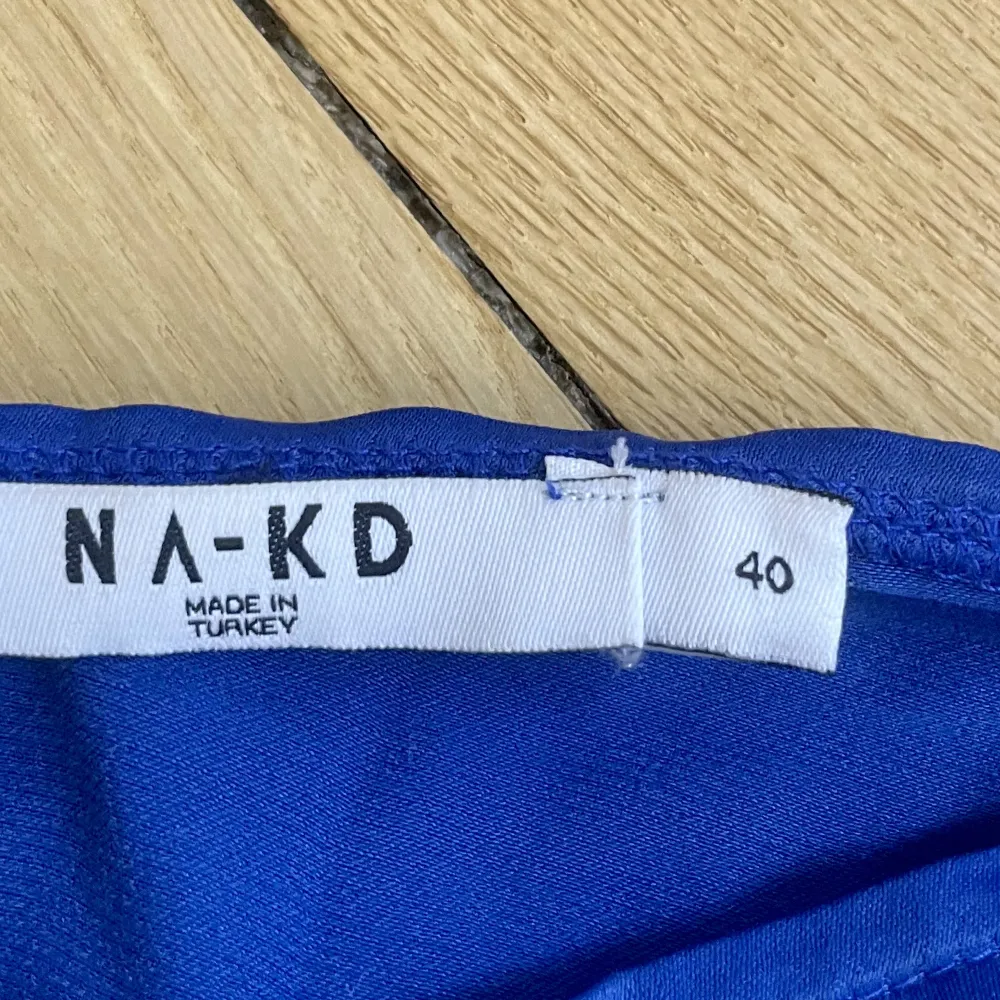 Blå kjol från NA-KD. Storlek 40 men passar även 38. (Inköpt för 399kr.). Kjolar.