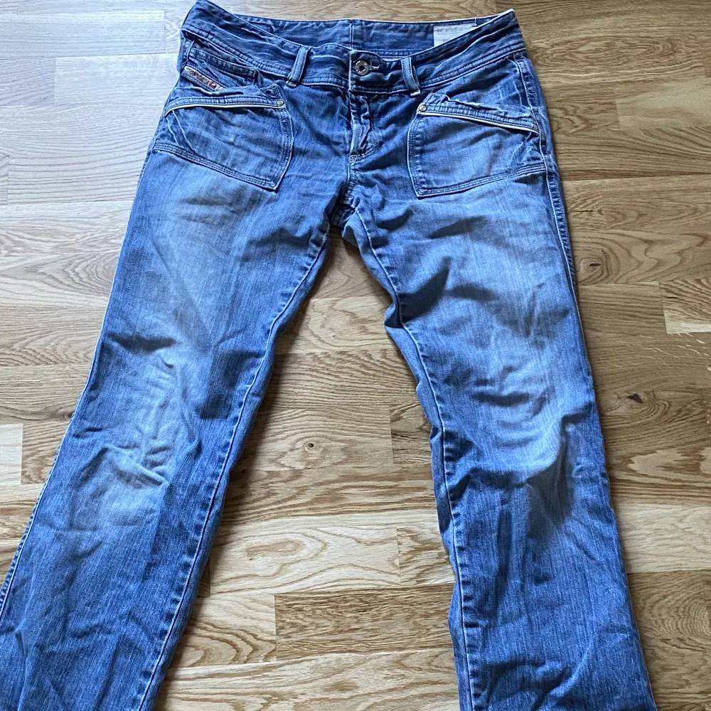 Super snygga low waisted bootcut  jeans från diesel.  Har ett litet hål på baksidan vid hälen men syns knappt!. Jeans & Byxor.