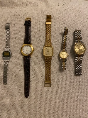 Klockor - Jag säljer nu 10 klockor i gammaldags stil. Väldigt fina och funkar bra när man lagt in batterier!  Nya batterier inkluderas inte  70kr/styck    Klocka 5 och 8 är såld 