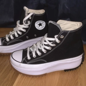 Converse ”RUN STAR HIKE” - Höga sneakers av märket Converse i storlek 39 som endast använts ett par gånger (nyskick).   Klackhöjd: 4,5cm Platåhöjd: 4,5cm Storlek: 39
