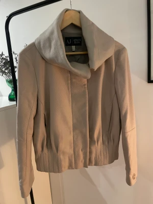 Armani jacka - Ljusrosa jacka från Armani Jeans i storlek M (liten i storleken, snarare en S)