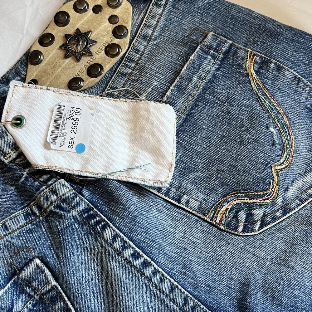 Snygga lågmidjade replay jeans som tyvärr är för små. Helt nya med prislapp kvar. Midja 39cm, Innerbenslängd 87cm. Pris kan diskuteras🤗. Jeans & Byxor.
