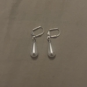 Örhängen  - Detta är ett par helt oanvända örhängen som även är hand gjorda. Säljer pågrund av att jag fick fel par. Skriv för fler frågor💗