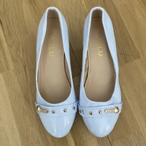 Fest/bröllop skor - Vita klackskor med guld märken, knappt använda. Har använt bara en gång. Köpte för 600 kr 