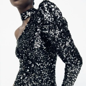 zara klänning med paljetter - Publicerar igen, helt oanvänd super cool festklänning. Den var tyvärr för liten för mig❤️