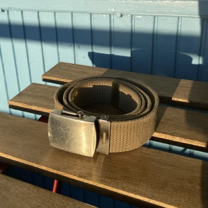 French Army Canvas belt - Vintage French Army Canvas belt. Väldigt slitstarkt och snyggt bälte. Längd: 99,5cm. Pris: 99kr. 