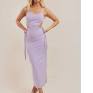 Klänning  - Säljer denna jätte fina klänning. Den är helt ny, prislappen kvar.  Så fin färg och så skön kvalite😍