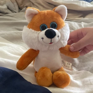 Ett fint räv gosedjur perfekt som present till ett barn! - Ett gosedjur med mjukt material och fluffiga kinder. Typ 20 cm lång och böjbara ben, armar och svans! Helt fläckfri!