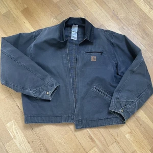 Carhartt  - Hej! Säljer en jättefin carhartt detroit jacka som jag köpt på ettresex för några månader sen. Jag säljer då den har blivit för stor för mig. Finns i Stockholm men kan även skicka! 