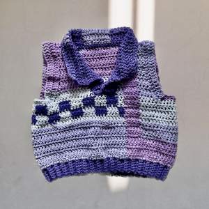 aldrig använt! handmade crochet vest, made out of a wool/acrylic blend. nice on its own for the summertime! handtvätt 30 grad  hör av dig om du har frågor!