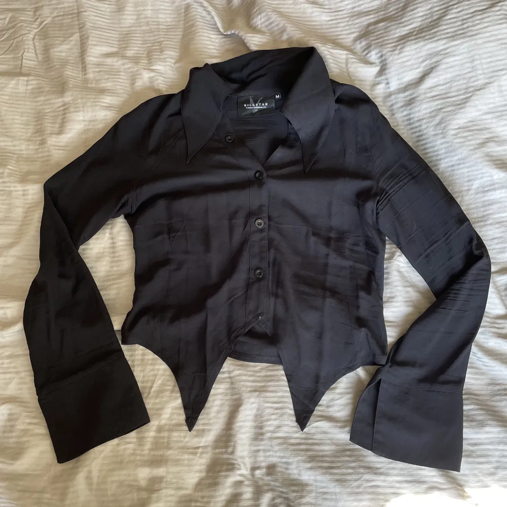 Bat blouse från Killstar, endast provad. Ej stretchigt material.. Blusar.