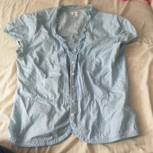 Söt topp - Topp från boomerang. Figursydd 90s stil typ. Jättesnygg med kostymbrallor. 