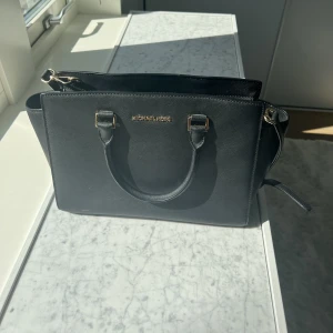 Michael Kors väska - Säljer nu denna svarta jättefina Michael Kors väska. Perfekt som skolväska eller liknande! Inget änthetsbevis finns då jag fick den i present för några år sedan, skriv för fler bilder!❤️