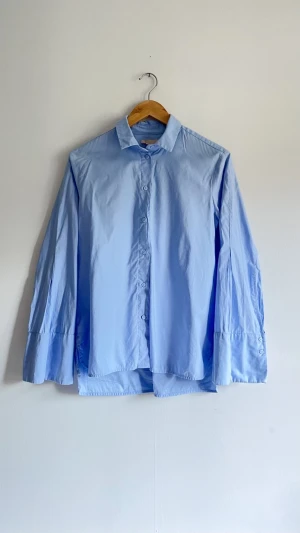 Skjorta med extrabred ärm H&M Trend  - Väldigt fint skick 