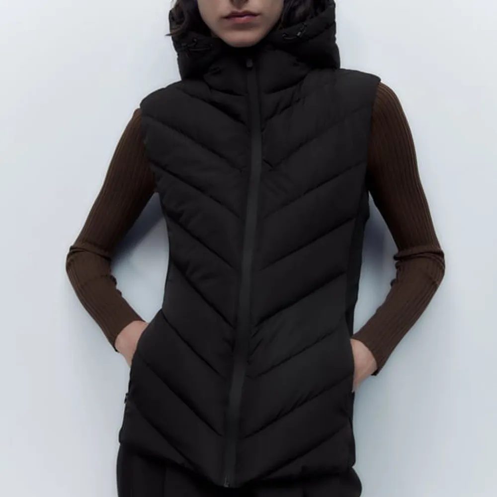 ny zara väst köpt för 400 på zara har använt ca 2 gg bra skick ingen fläckar/hål. Takit.