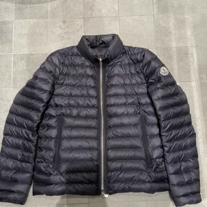 Moncler jacka mörkblå  - Säljer nu min moncler jacka som passar både killar och tjejer, jackan är i bra skick. Storlek 3, sitter som en xs-s i herr.  Först till kvarn