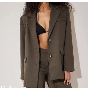 Oversize kavaj - Säljer denna kavaj i stl 42, säljer då den är för stor. Mörbrun, knappt använd från nakd