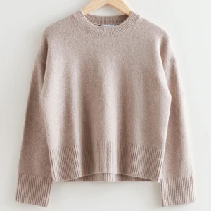 Stickad tröja  - Säljer min as snygga stickade tröja från & Other Stories då jag inte använder den! Skriv för mer info🤍🤍