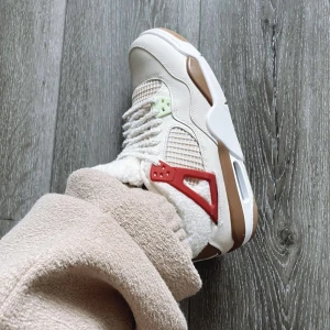 Jordans 4 ”Where the wild things are” - Dessa har inte kommit till användning mer än 5 gånger så dom är fortfarande jättefina.  Köpta från Miinto för 2439kr, kvitto finns kvar.    Kan hämtas i Rotebro i Sollentuna eller postas.   Storlek 35. 