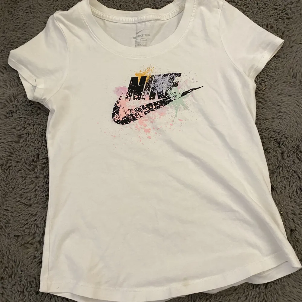 En nästan helt oanvänd Nike T-shirt. T-shirts.