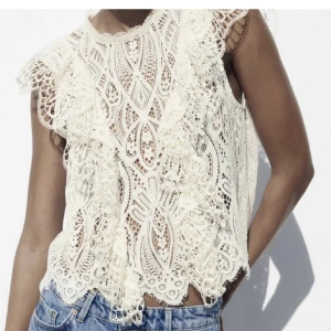 Zara topp - Säljer denna supersöta topp från zara fast i ljusrosa/beige. Finns ej kvar på hemsidan längre! strl L men liten i strl så passar mig som vanligtvis har S/M