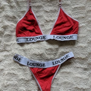 Underklädessett - Underkläder. Stringtrosor samt bh/ bralette. Röd och vit