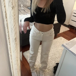 Jeans  - Beiga byxor från Ginatricot! Säljer då de inte kommer till användning 🤍🤍 50 kr + frakt! 