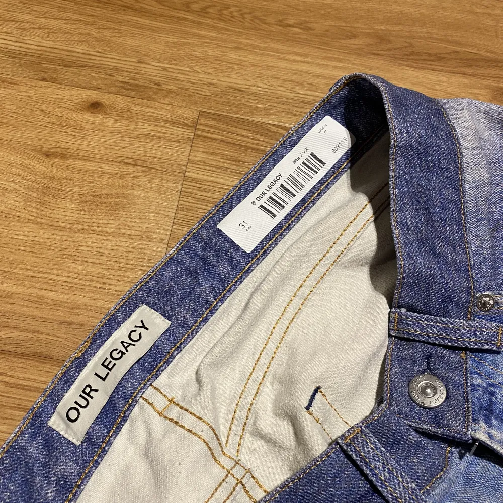 Tja! Säljer ett par riktigt nice jeans från Our Legacy i en third cut modell. I storlek 31 men passar även de i storlek 32/32. De är använda ett fåtal gånger och är i bra skick.. Jeans & Byxor.