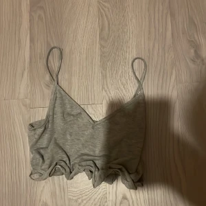 Grå pyjamas tröja - Mjuk och fin pyjamas topp, använd men i bra skick. Strl M