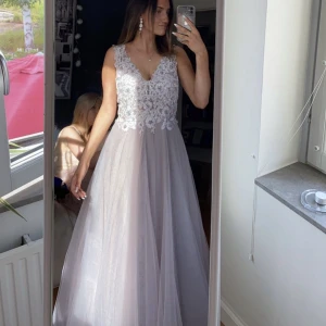 Balklänning  - Säljer min superfina balklänning! Den är köpt av en tidigare ägare som aldrig använt den och jag använde den endast en gång. Sprillansnytt skick. Passar perfekt för mig som är 168 lång och brukar ha S men skulle säga att den passar S-M. Köpt för 1500kr.