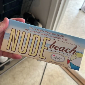 Nude beach palette - Hamnade i en liten smink period som jag nu gått ut. Endast sparsamt tagen ur och endast med borste. Väldigt fint skick! 420kr helt ny.
