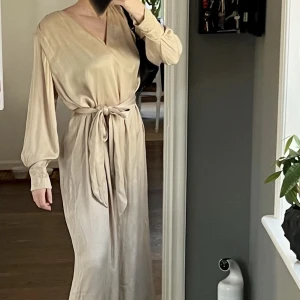 Dagmar klänning  - Super fin Dagmar klänning perfekt till sommaren!! I storlek 40 men passar 36-42 då bandet i midjan går att justera (jag har vanligtvis storlek 36). Aldrig använd endast testad, pris kan diskuteras vid snabb affär. Nypris ca 5000