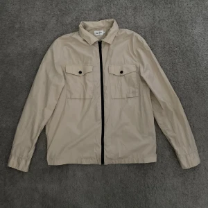 East west overshirt - Säljer nu en overshirt som jag glömt av att jag köpt och nu är för liten.  Nyskick  