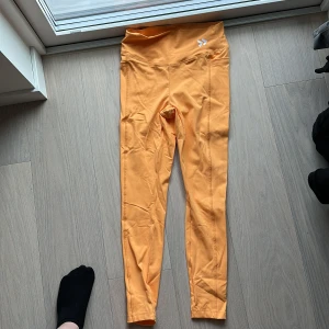 Tights  - Orange träningstights ifrån lager157 i strl M i dem med prislapp och dem andra i strl S, 150kr för dem nya och 130kr för dem som är använda knappt 3 gånger. 