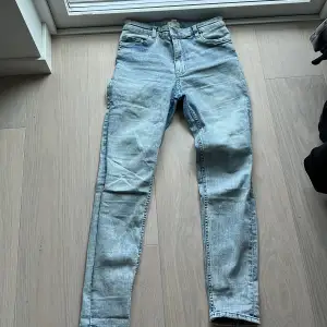 Blåa jeans ifrån H&M i strl 38 båda två, bra skick. Säljs i styck pris! 