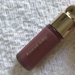 rare beauty Blush! - rare beauty Blush i färgen believe! blandas ut lätt med en borste och blir ljusare än vad den ser ut. i reseförpackning dock! Så en mini, vet inte riktigt hur mycket som är kvar! Då jag köpte av en annan här på plick❤️