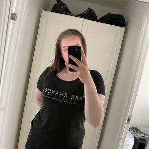 T-shirt  - Tunn och skön T-shirt. Inte mycket använd. Storlek L men mer som M. Kan mötas upp i Ed och Bengtsfors annars skickas mot fraktkostnad.☺️