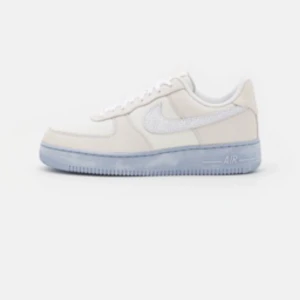 Airforce 1 07 beige och HM vit huvtröja - Airforce 1 07 beiga med blå sula i storlek 44.  Vit huvtröja från HM i storlek M  Både skorna och tröjan för 600kr   