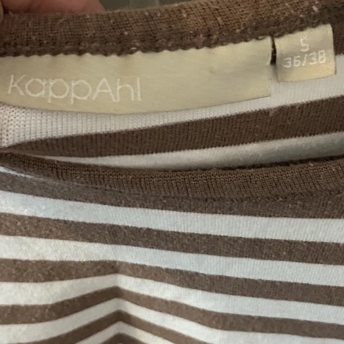 Randig brun och vit t shirt - 90