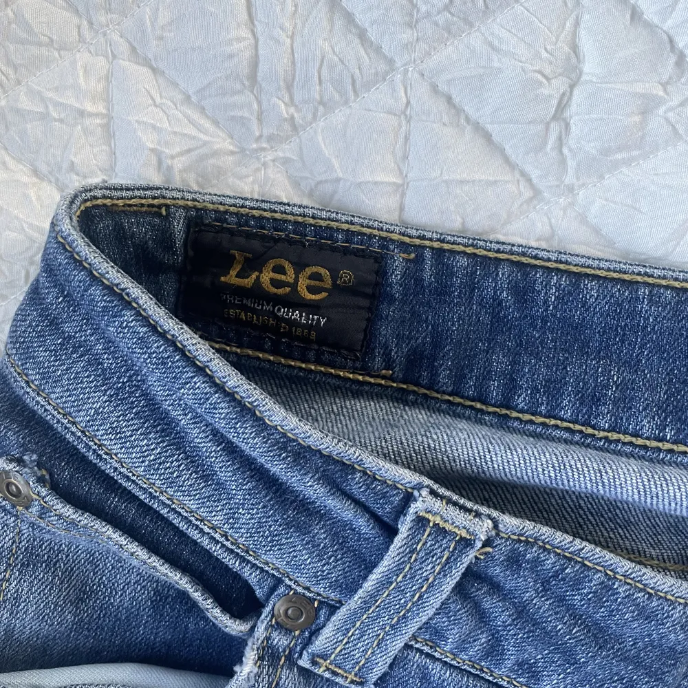 Innerbenslängd: 80 Midja: ca 37 Uppskattar de till storlek S-M. Jag brukar ha 36 i jeans och de passar mig bra. . Jeans & Byxor.