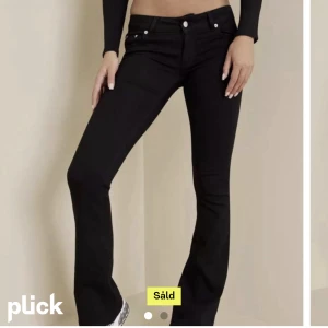 Bootcut jeans - Svarta extra lågmidjade bootcut jeans från nelly🤍 strl 36 men passar mer 34, stretchiga dock