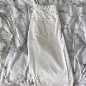 Jeans - Raka jeans från Gina. Lite uppsydda så de passar dig om du är mellan 155-160. Annars i nyskick, har ej använts mycket. De är i en krämvit/ ljusbeige färg.