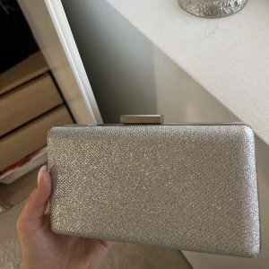 Superfin väska till balen - Säljer en så fin glittrande väska till balen, säljes pga att jag har köpt en ny, aldrig använd och lappen kvar!🩷silverglittrig