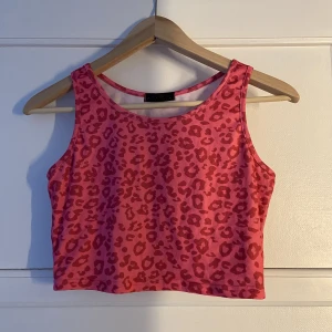 rosa leopard croptop  - En rosa croptop med leopard mönster! Använd ett fåtal gånger! 
