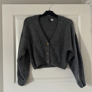 Kofta - En mörkgrå kofta från H&M.