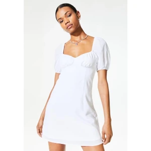 Studentklänning - Säljer denna fina klänningen som passar perfekt nu till studenten, skolavslutningen eller i sommar! Klänningen är aldrig använd.💗🌸