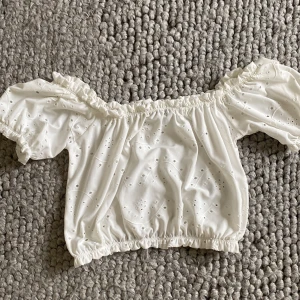 Topp - En superfin sommar off shoulder topp,  i storlek m. Passar jättebra till allt, och är i nyskick!