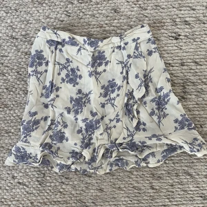 Kjol - Kjol som även har tillhörande blus. 